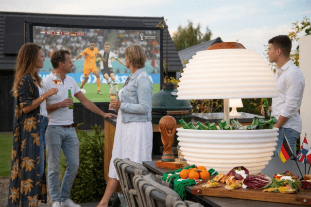 regarder la Coupe du monde de football dans le jardin avec une grande glacière à boissons