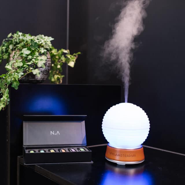 aroma-vaporisateur-multi-colore-led-lights-scented-vaporiser-diffuseur-avec-huile-etherique-le-diffuseur-nikki-amsterdam-autres-led-lights