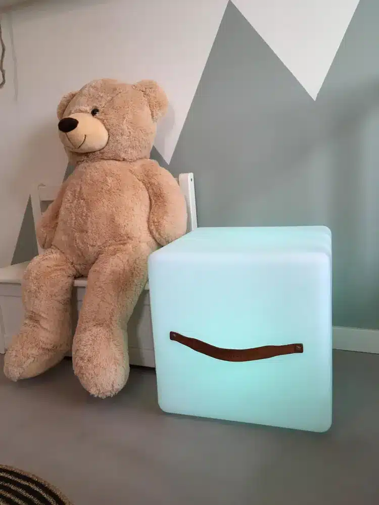 kubus met speaker en meerkleurige ledverlichting op kinderkamer kubus met speaker en meerkleurige ledverlichting op kinderkamer