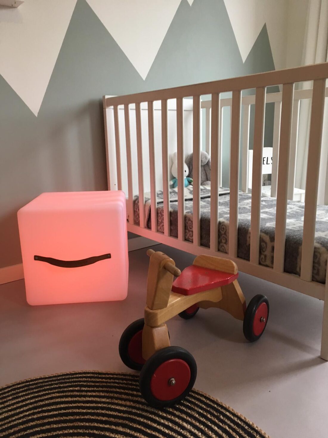 led-bijzettafel-voetenbankje-bluetooth-speaker-the-cube-nikki-amsterdam led-bijzettafel-voetenbankje-bluetooth-speaker-the-cube-nikki-amsterdam