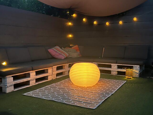 the.pouf-lampe-sans-fil-lampe-de-jardin-éclairage-bluetooth-haut-parleur-table-d'appoint-nikki-amsterdam