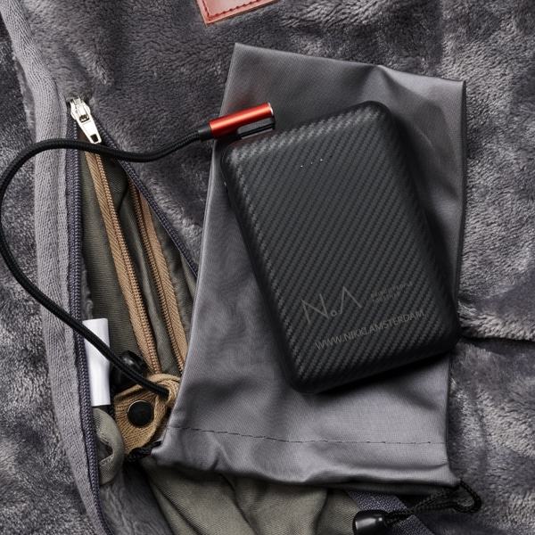 close-up van aangesloten powerbank behorend bij infrarood warmtedeken