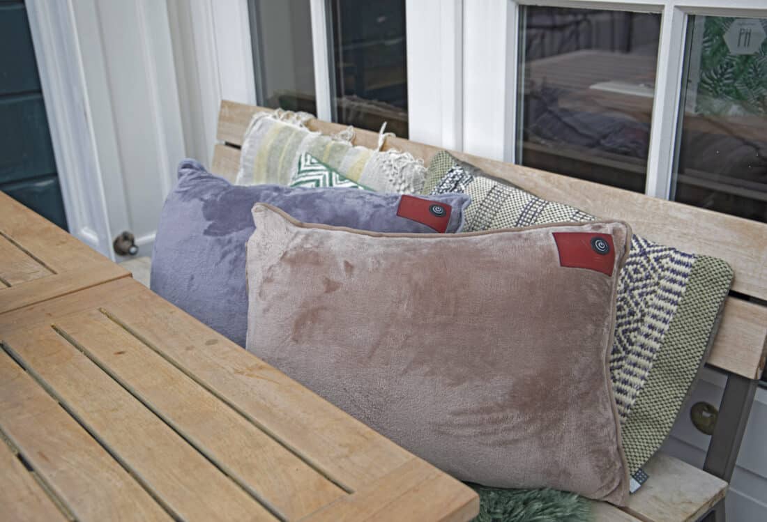 coussin de chaleur infrarouge au printemps sur la terrasse dans les couleurs taupe et gris
