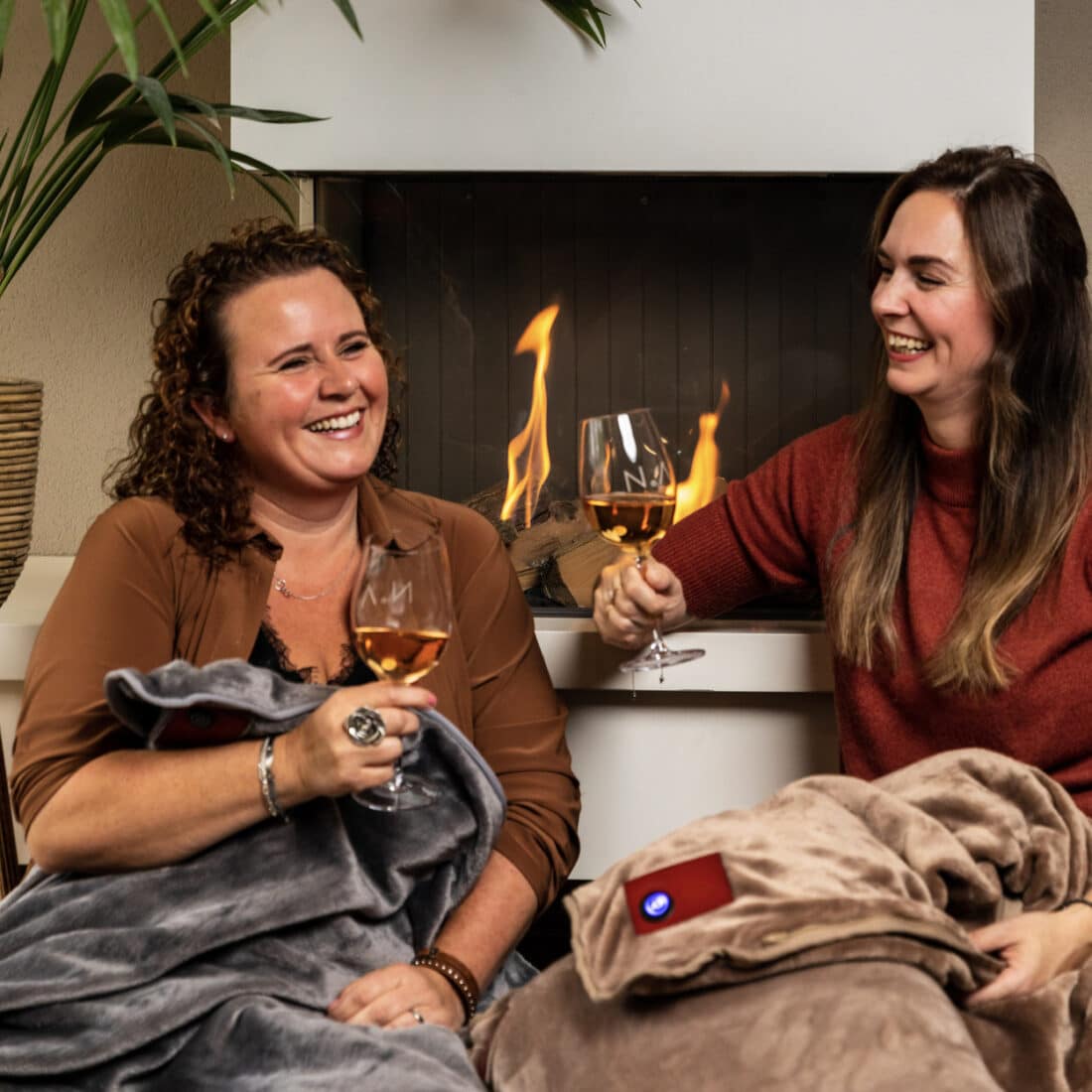 gezellig voor de openhaard met een warmtedeken in de kleuren taupe en grey