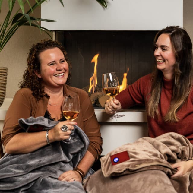 douillettement devant la cheminée avec une couverture chauffante