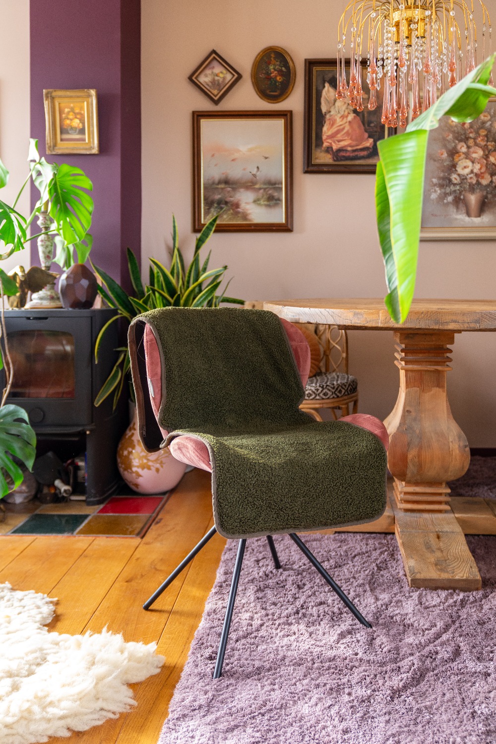 groene infrarood stoelverwarmer van wollige stof in een vintage interieur