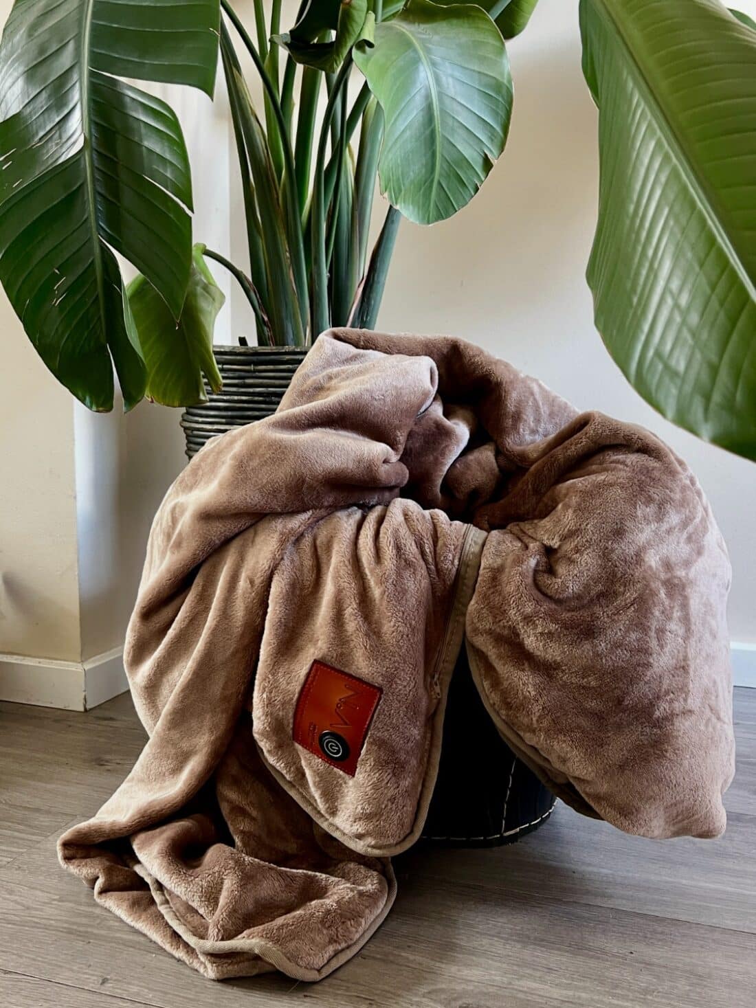 draadloze infrarood warmtedeken in de kleur taupe in rubberen mand