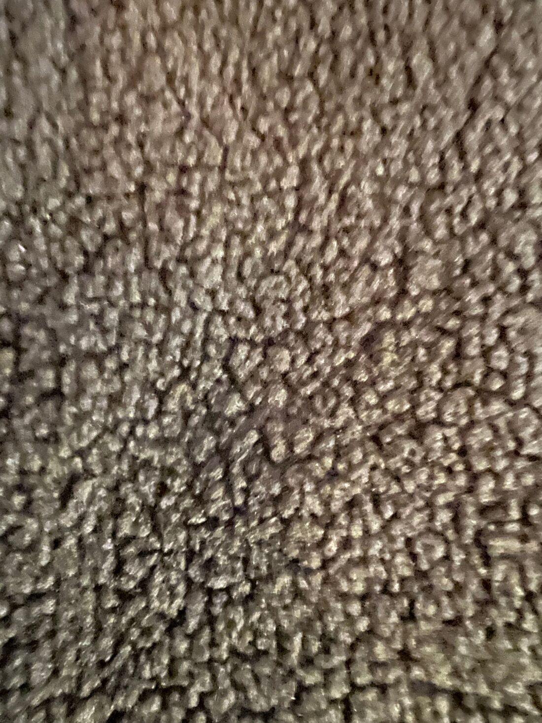 detailfoto van de grijze stoelverwarmer van wollige stof