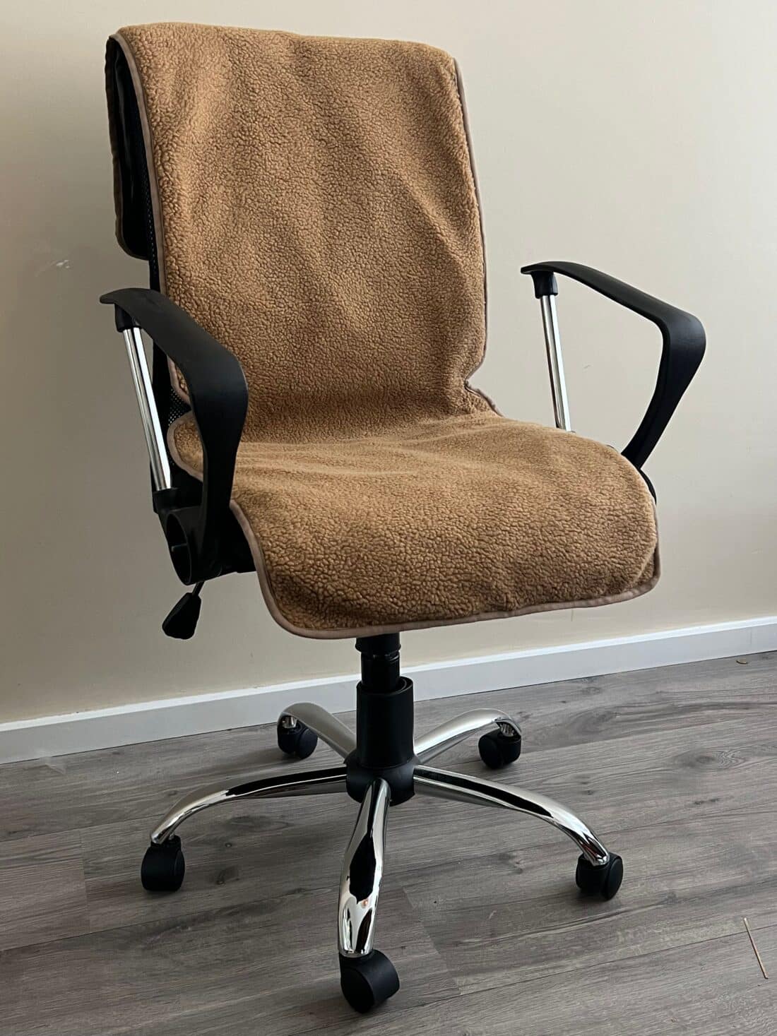 taupekleurige stoelverwarmer met 6 warmte-elementen op een bureaustoel