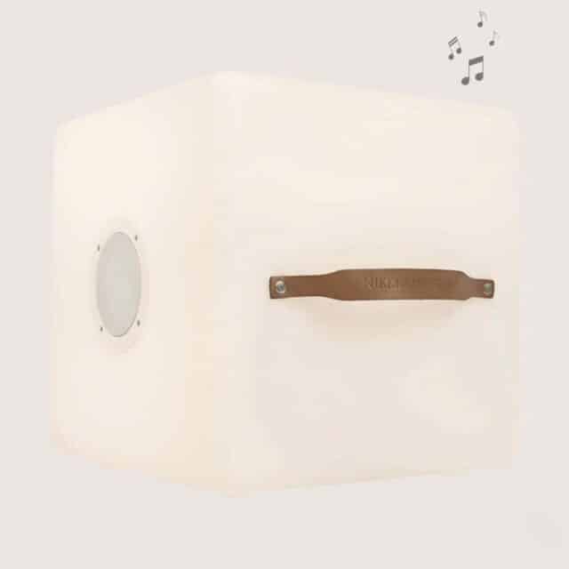 cube multicolore à utiliser comme table d'appoint incluant un haut-parleur bluetooth sans fil